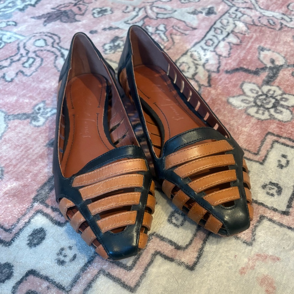 Elizabeth and James “Gemma” Leather Black and Tan Women's Flats, size 6.5